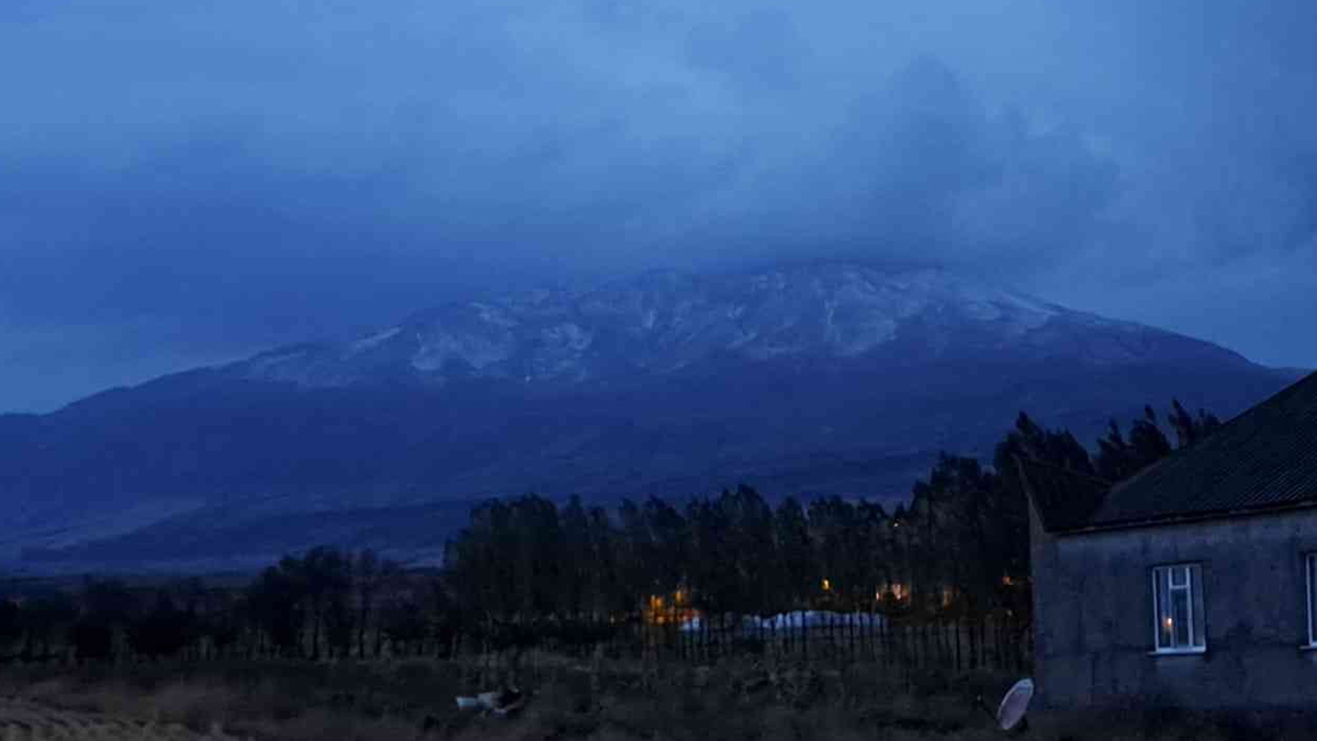 Süphan Dağı'na mevsimin ilk karı yağdı