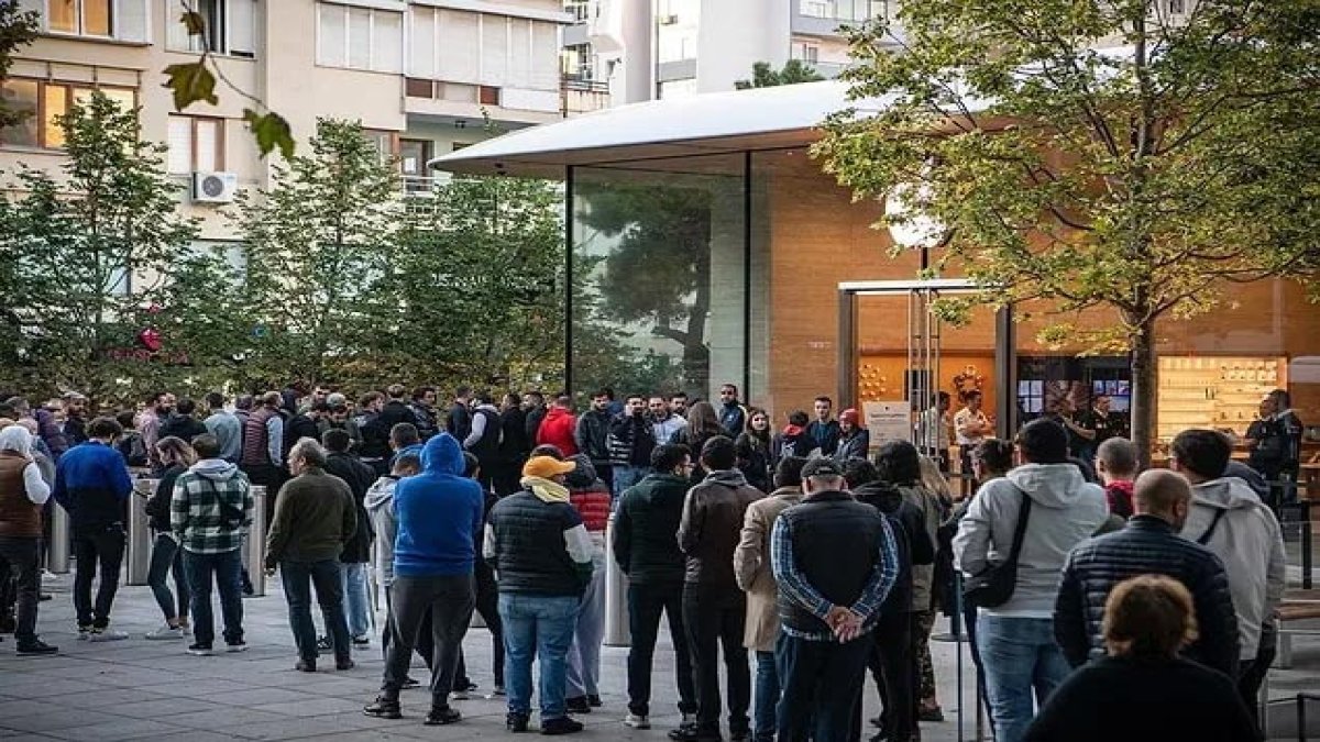 iPhone 14 satışa çıktı: İstanbul'da Apple'ın önünde kuyruklar oluştu