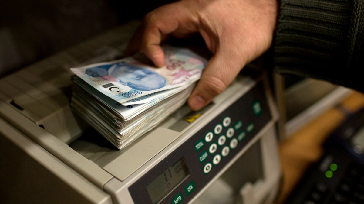 Devletten yüzde 12 faizle alıp tüketiciye yüzde 60'la veriyorlar: Merkez düşürüyor bankalar artırıyor