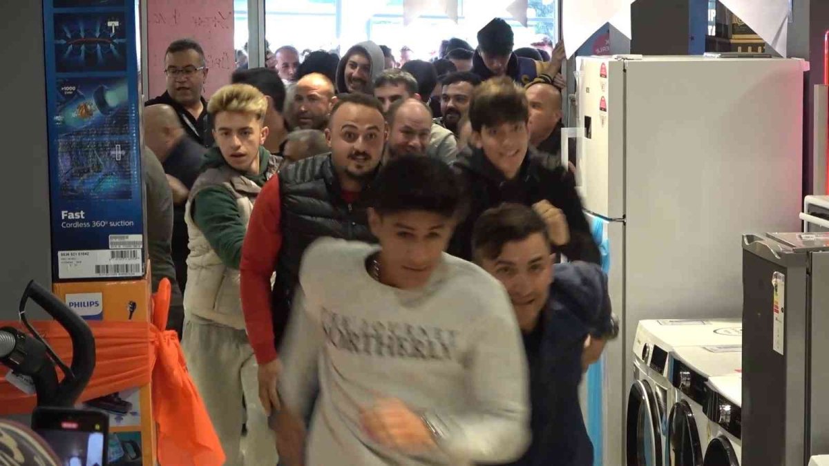 Mağazada indirim izdihamı: Ucuz iPhone için birbirlerini ezdiler