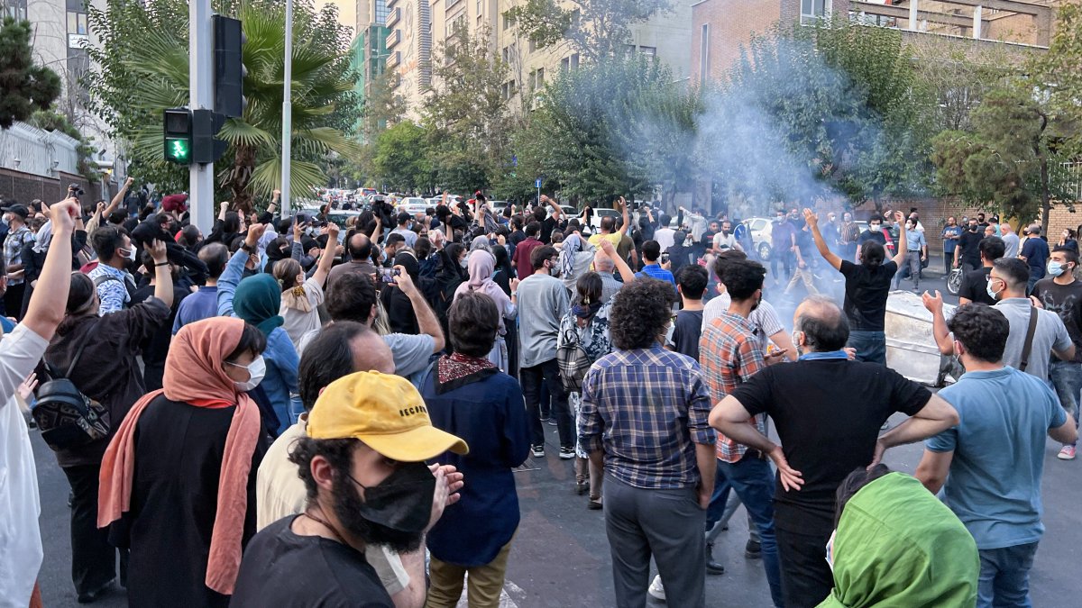 İran'da Mahsa Amini protestoları sürüyor: Reisi'den kanlı müdahale sinyali