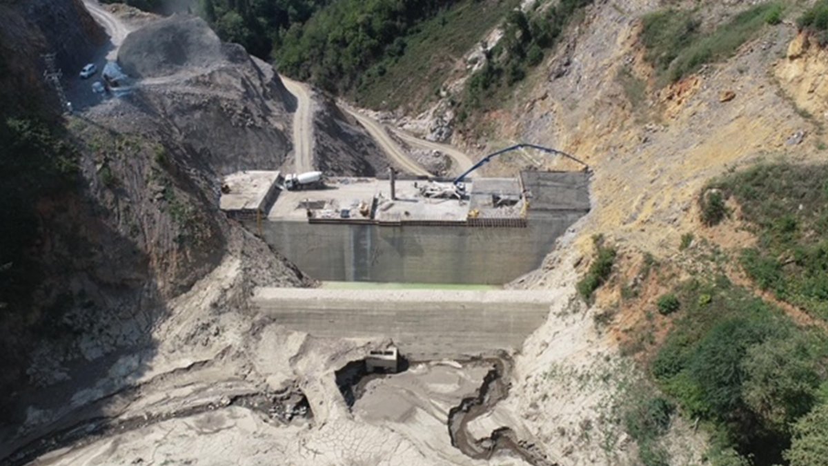 Baraj inşaatından düşen işçi öldü