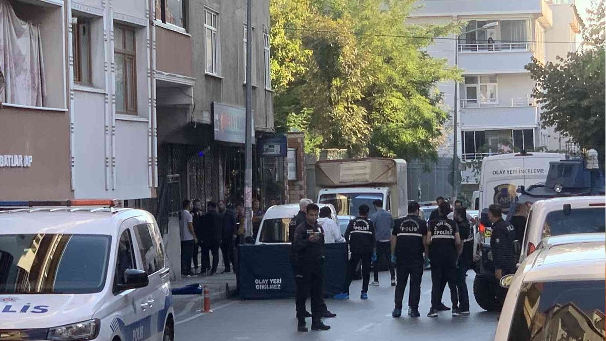 Bağcılar'da annesinin başını kesip camdan aşağıya attı, polisi gördü evi yaktı
