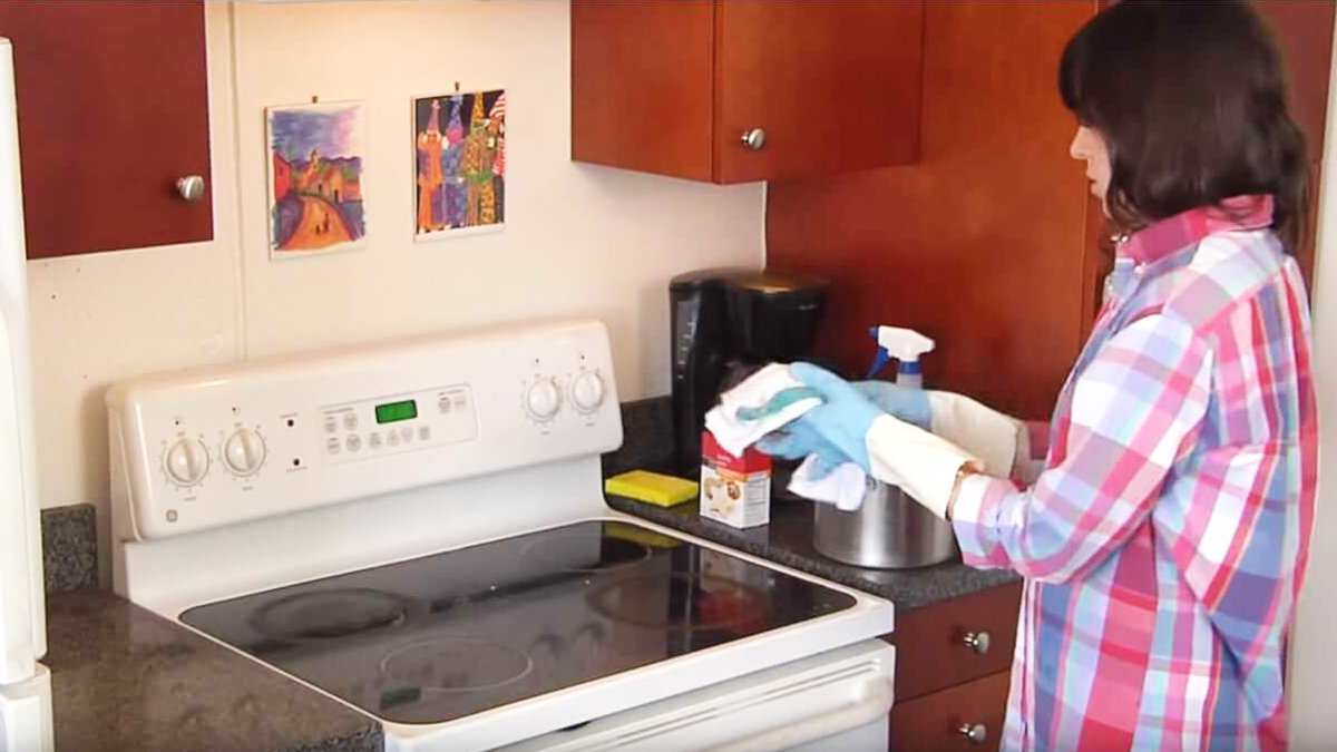 Ocağınızdaki yağ lekelerini tamamen yanlış temizliyor olabilirsin! Bu yöntem ile yağ lekelerinden anında kurtul!