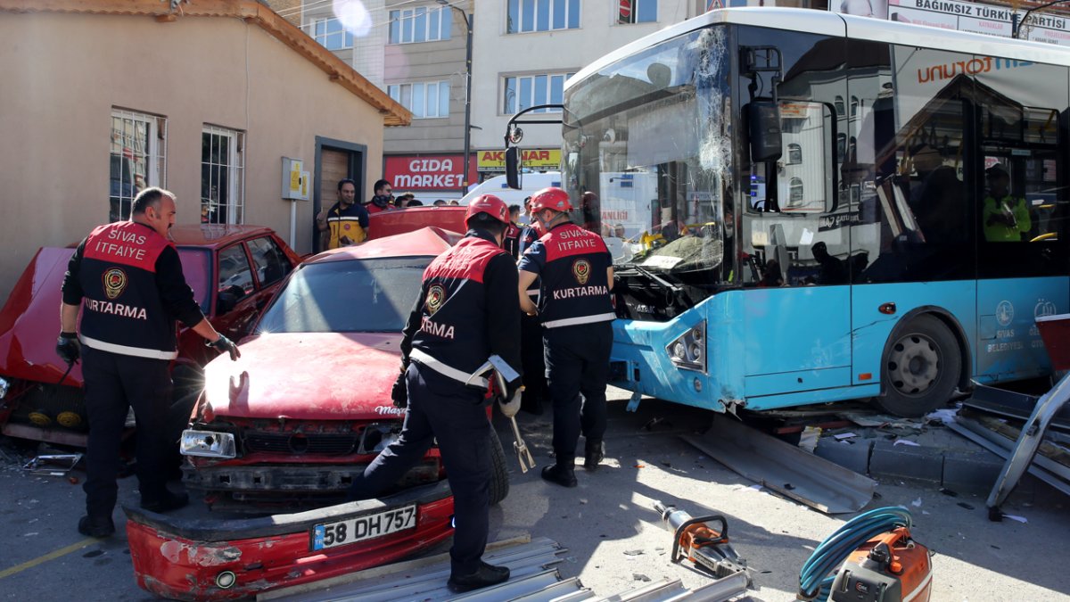 Kalp krizi geçiren sürücü önce 4 araca, sonra büfeye çarptı
