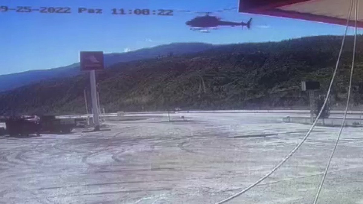 Şok içinde izlediler: Yakıtı biten helikopter akaryakıt istasyonuna indi