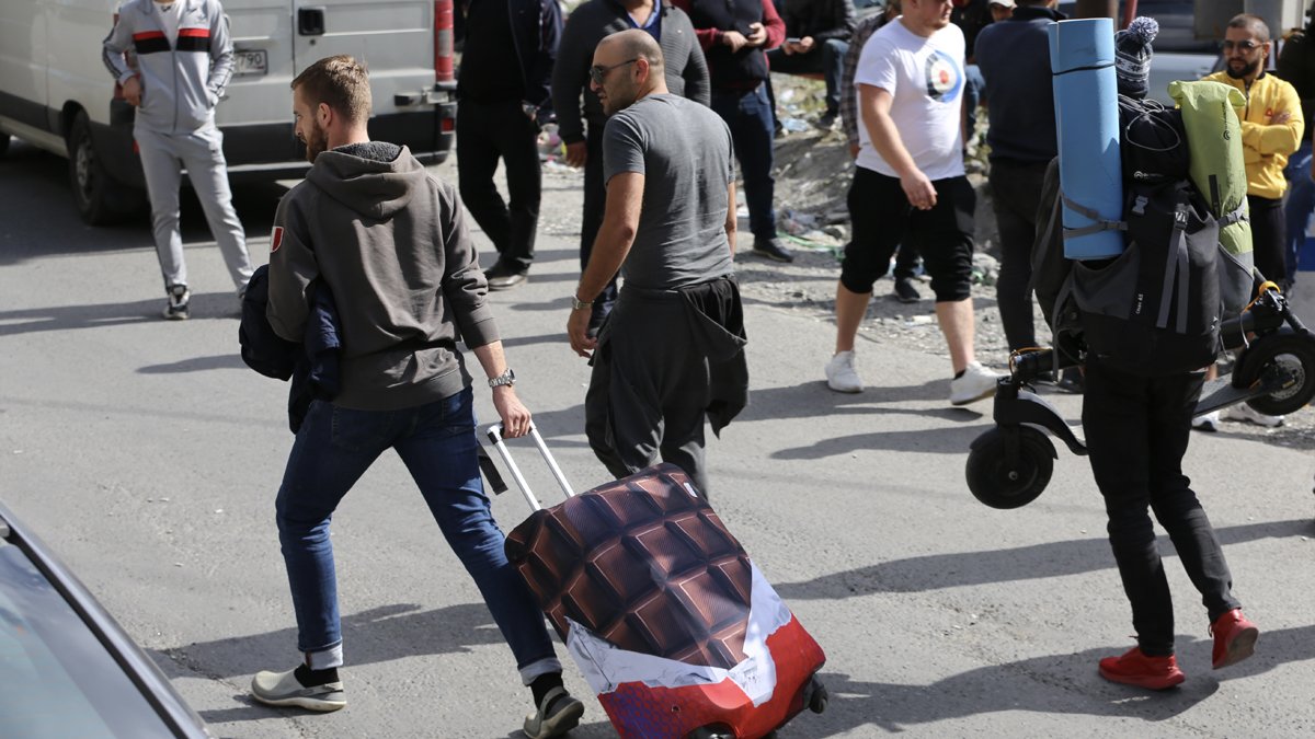 Seferberlikten kaçış devam ediyor: Gürcistan sınırına Rus akını