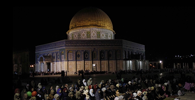 Mescid-i Aksa'ya 
o an için akın ettiler