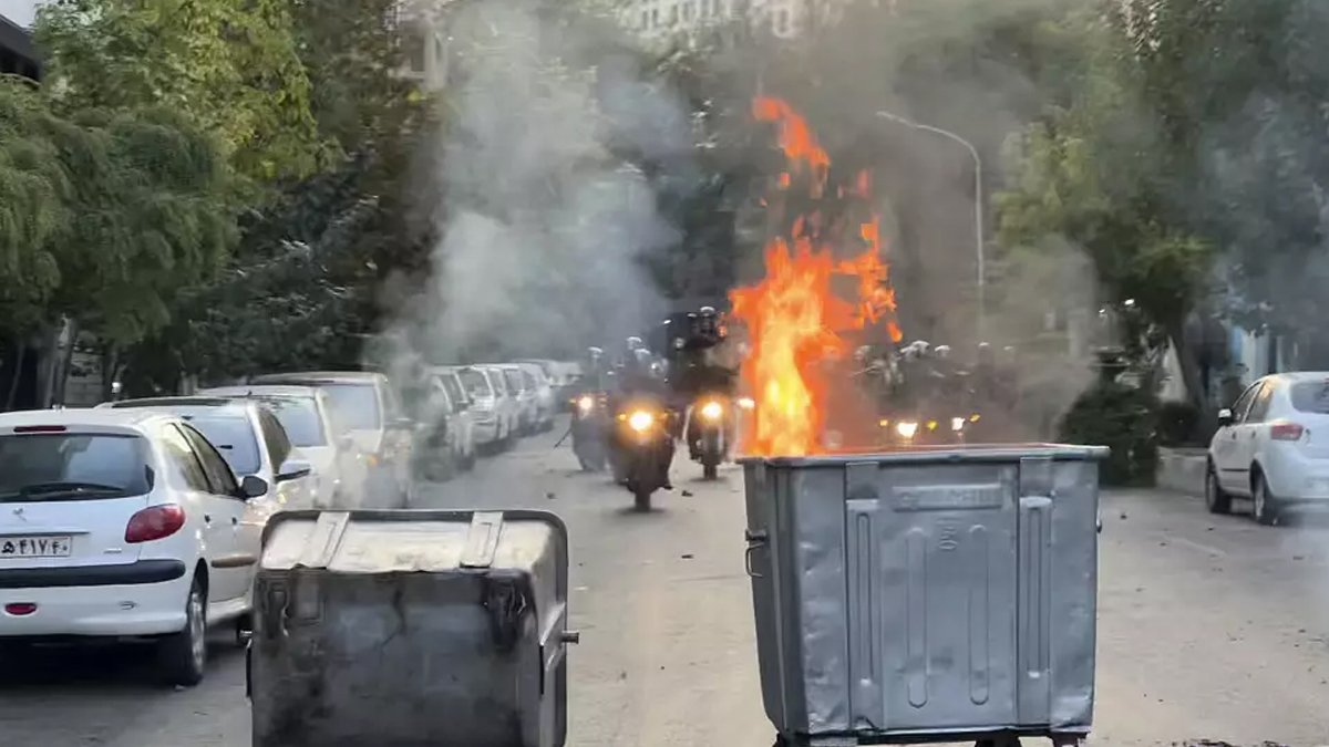 İran'da Amini protestoları: Zahidan savaş alanına döndü, ölü sayısı 100'ü geçti