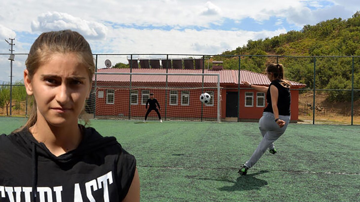 Genç kız oynadığı futbolla erkekleri geride bıraktı