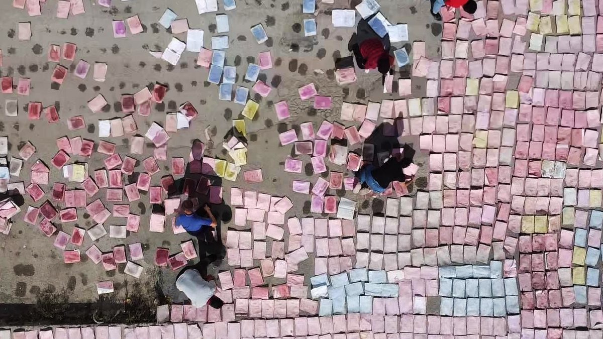 SGK'yı su bastı, selde ıslanan 70 bin dosya güneşte kurutuldu