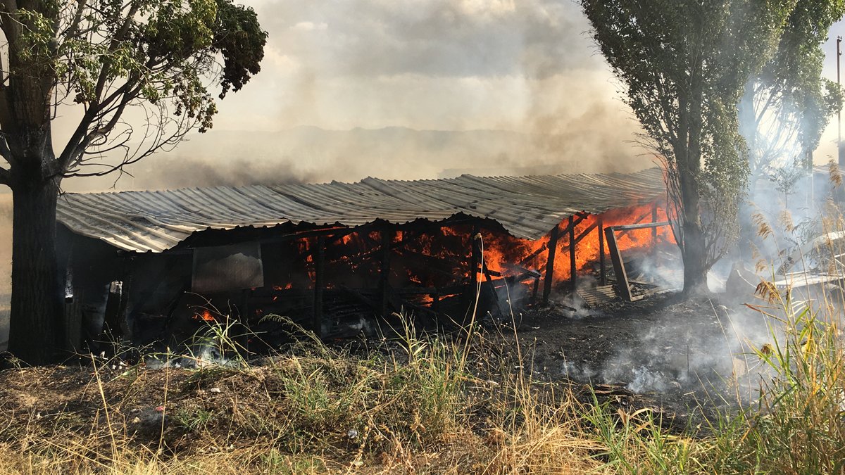 Kütahya'da mobilya mağazası deposunda yangın