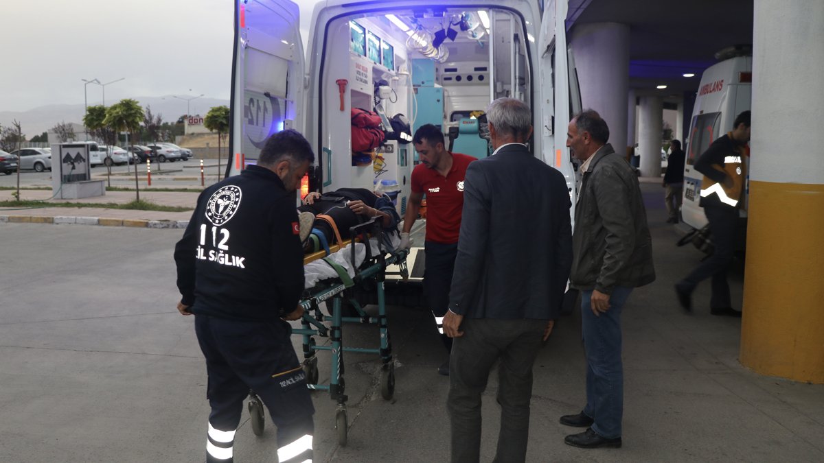 Cenazeye gidenleri taşıyan midibüs devrildi