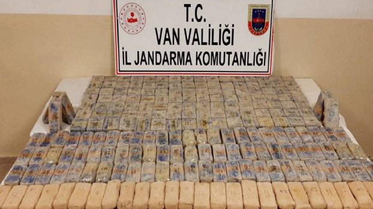 Van'da toprağa gömülü 6 kilo uyuşturucu ele geçirildi