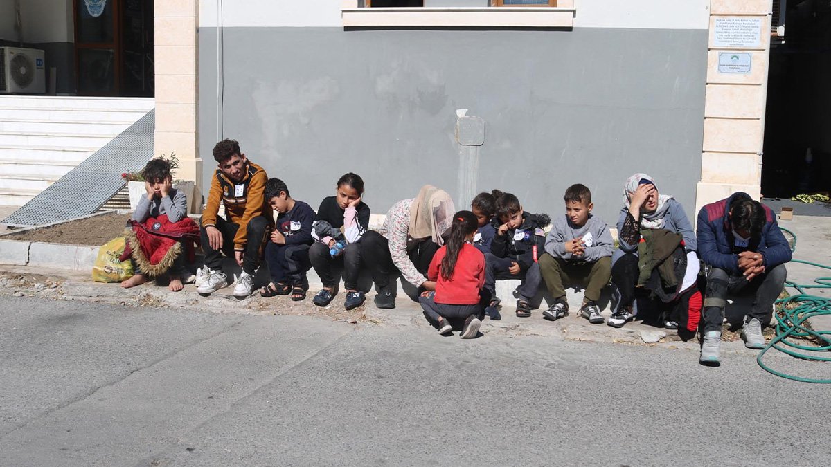 Yunanistan'ın geri ittiği mülteciler kurtarıldı