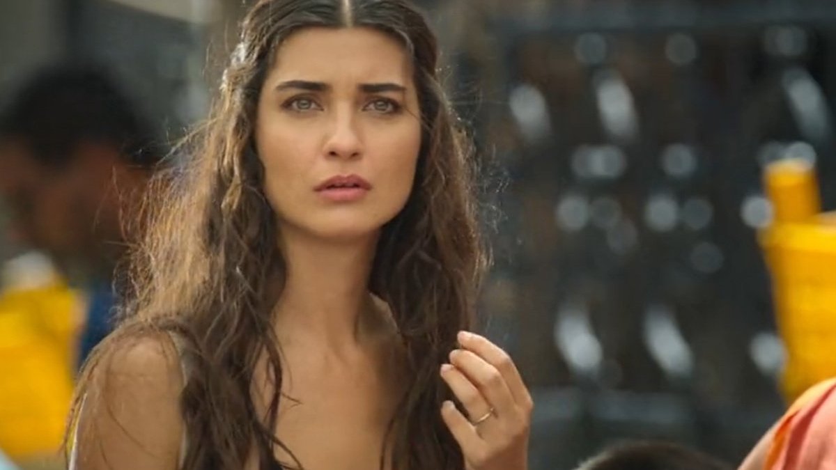 Şıklığı ve güzelliğiyle hayran bıraktı! Tuba Büyüküstün Paris Moda Haftası'nda büyüledi