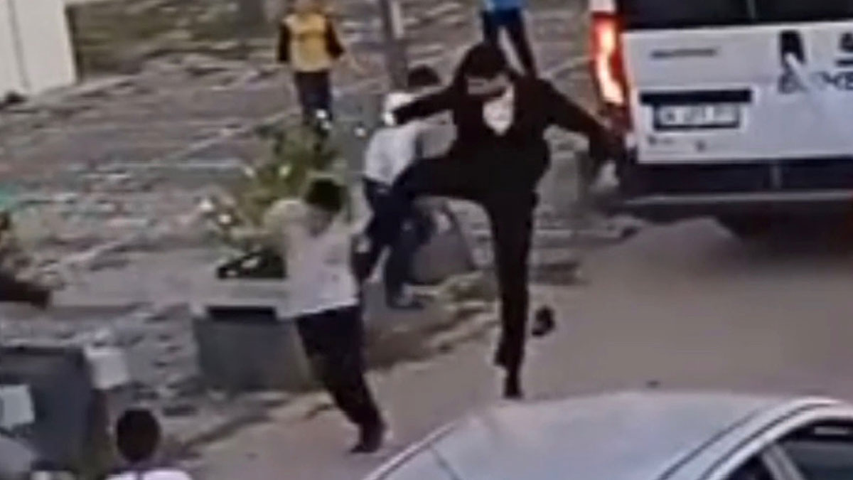 Düğün arabasının önünü kesen çocuklara tekmeli saldırı
