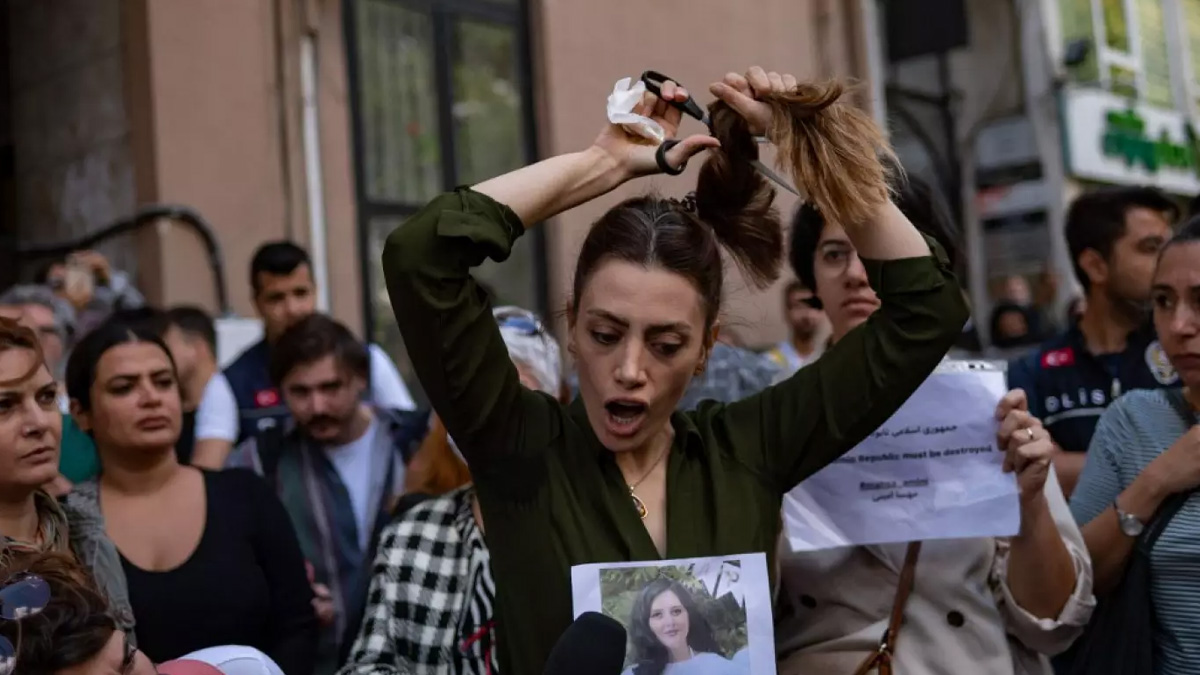 İstanbul'da bir araya gelen İranlılar Aminin ölümünü protesto etti
