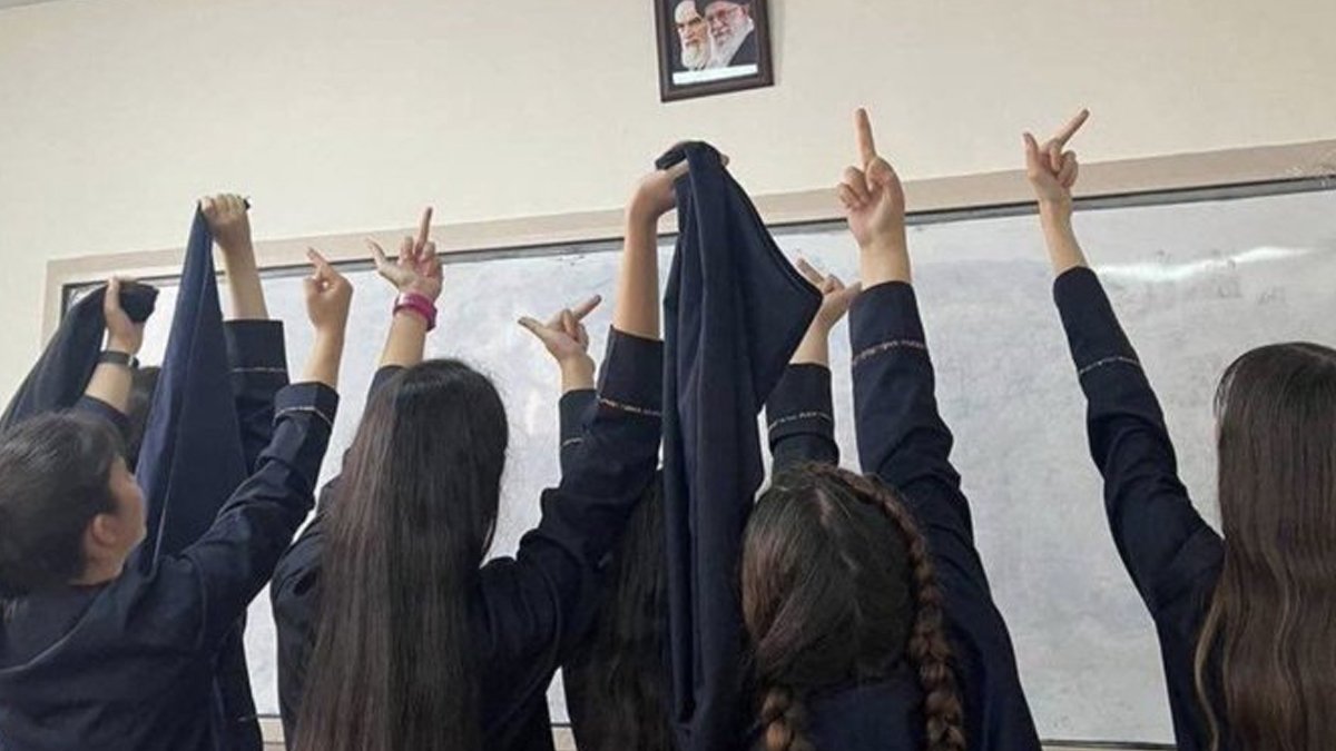 İran'daki eylemlere başörtülerini çıkaran liseli öğrenciler de katıldı