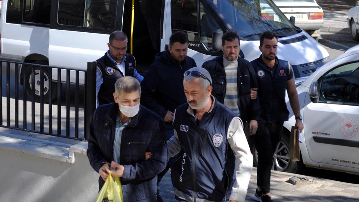 3 FETÖ şüphelisi ve araç sürücüsü tutuklandı