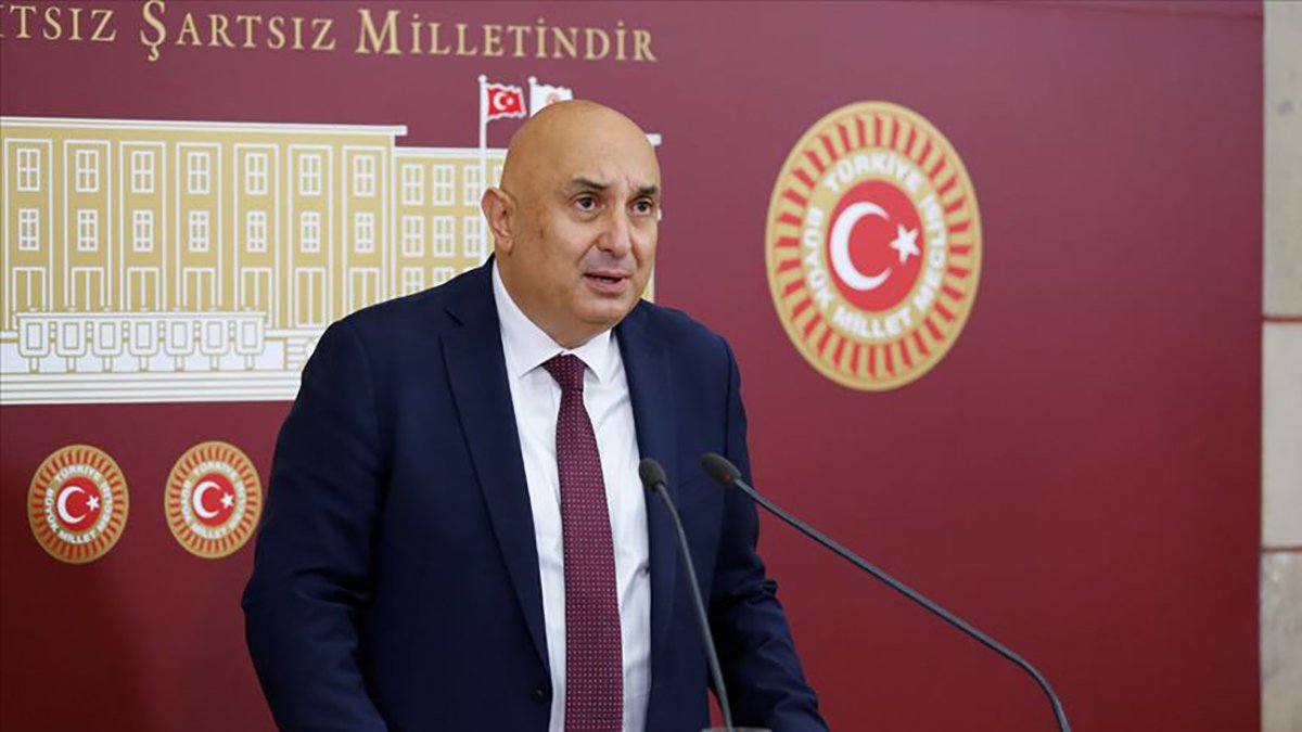 Özkoç'tan başörtü çıkışı: Sen vazgeçmemekte kararlısın ama biz de direnmekte kararlıyız