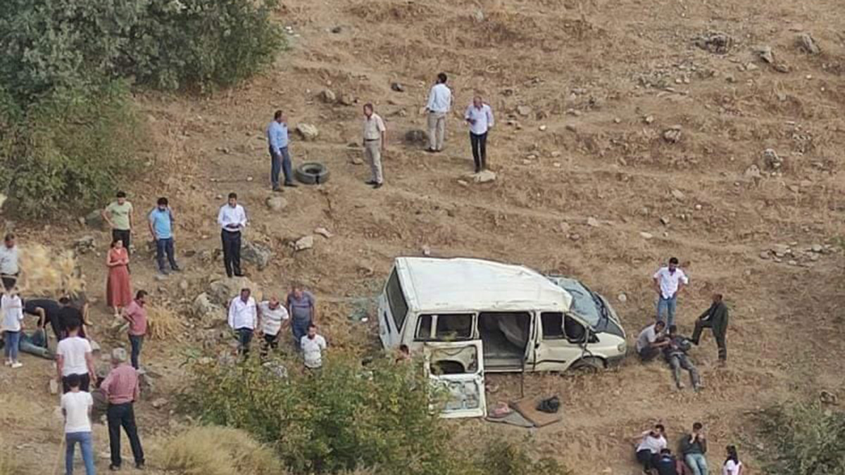 İnşaat işçilerini taşıyan minibüs şarampole yuvarlandı: 6 yaralı