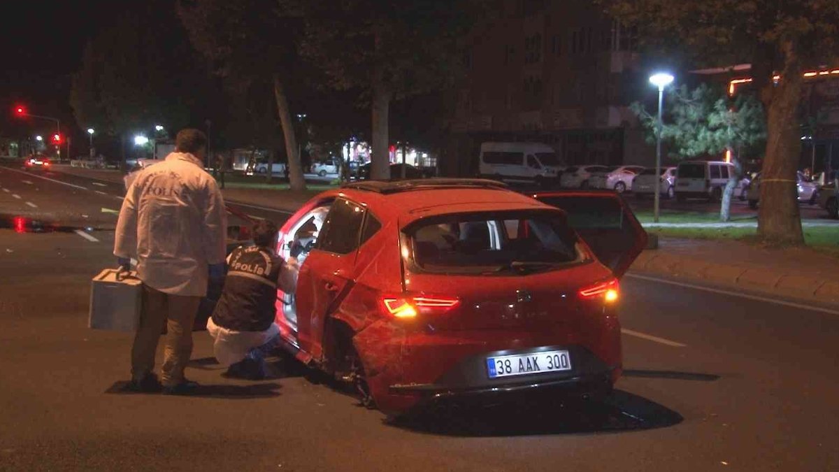 Trafikte kardeş kurşunu: Otomobilin içerisinde vurulan şahıs yaralandı