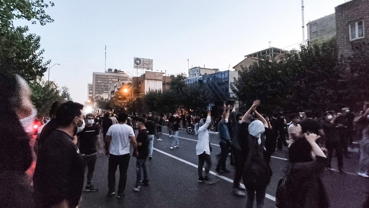 İran'da lise öğrencileri dersleri boykot edip, Amini için sokaklara çıktı