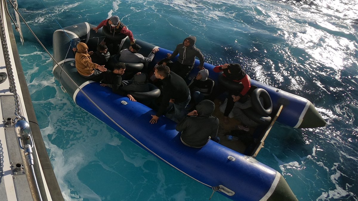 Kuşadası'nda 'düzensiz göçmen' operasyonu: 24 kişi yakalandı, 48 kişi kurtarıldı