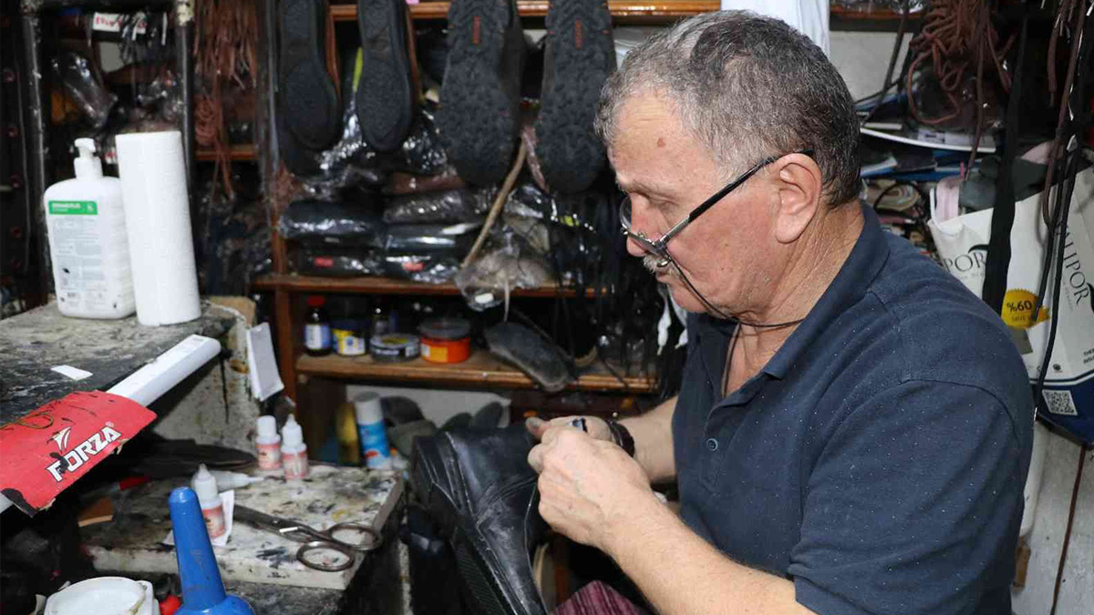 Babadan kalma ayakkabı tamirciliği mesleğini yaşatıyor