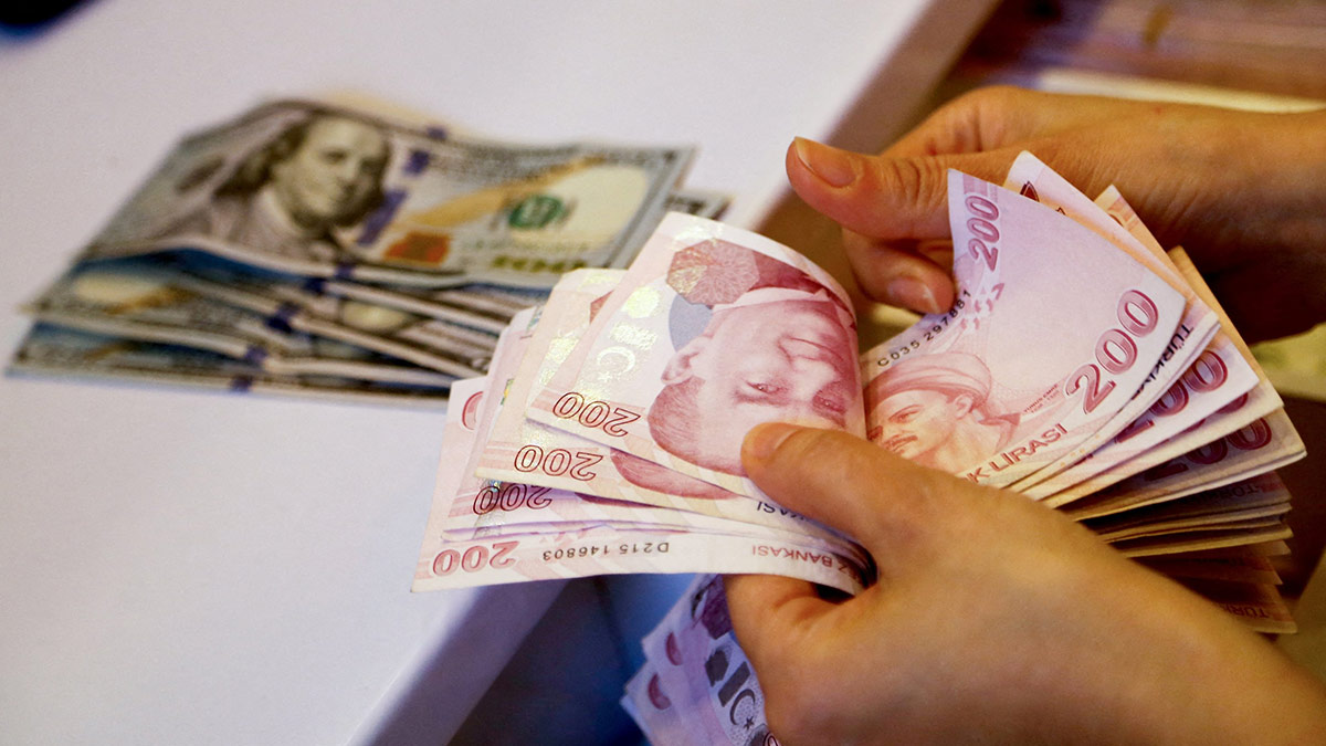 Dolar sabaha karşı rekor kırdı! Piyasalarda dalgalanma sürüyor