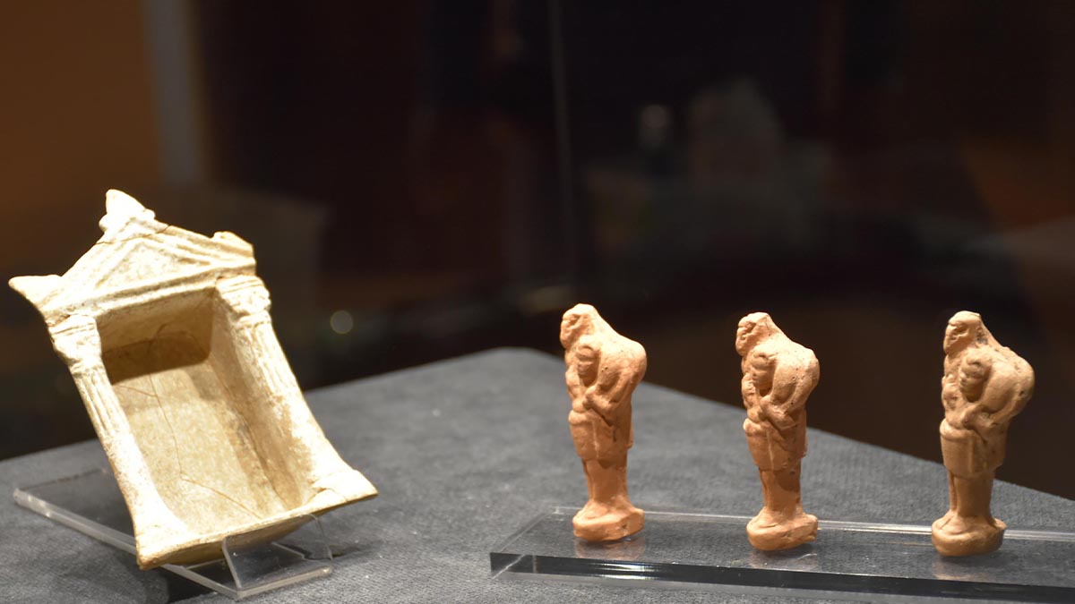 İzmir'de sergilenen binlerce yıllık tapınak sunuları hayran bırakıyor