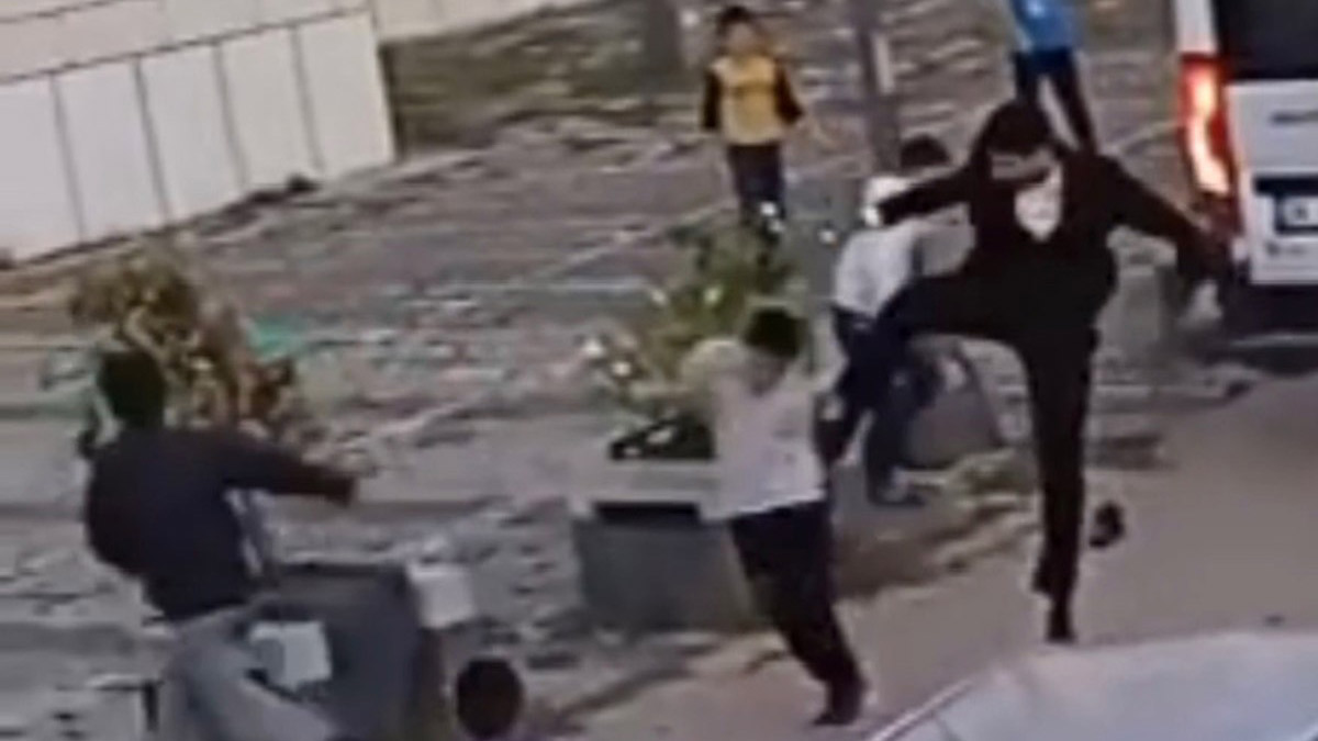 Düğün konvoyundan para isteyen çocuğa tekme atmıştı! Gözaltına alındı