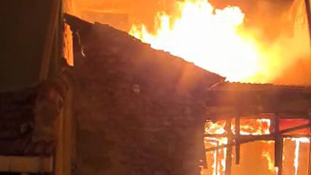 İstanbul'da alevli gece: 4 katlı bina tamamen yandı