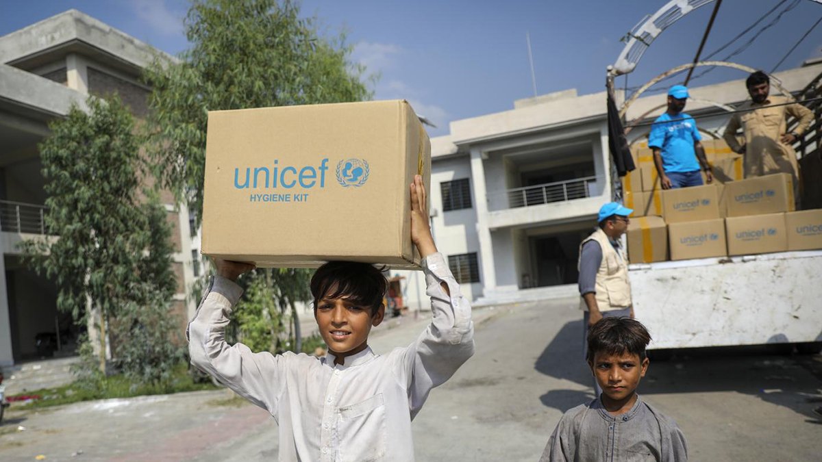 UNİCEF'den dikkat çeken Pakistan raporu:  10 milyon çocuk acil yardıma muhtaç