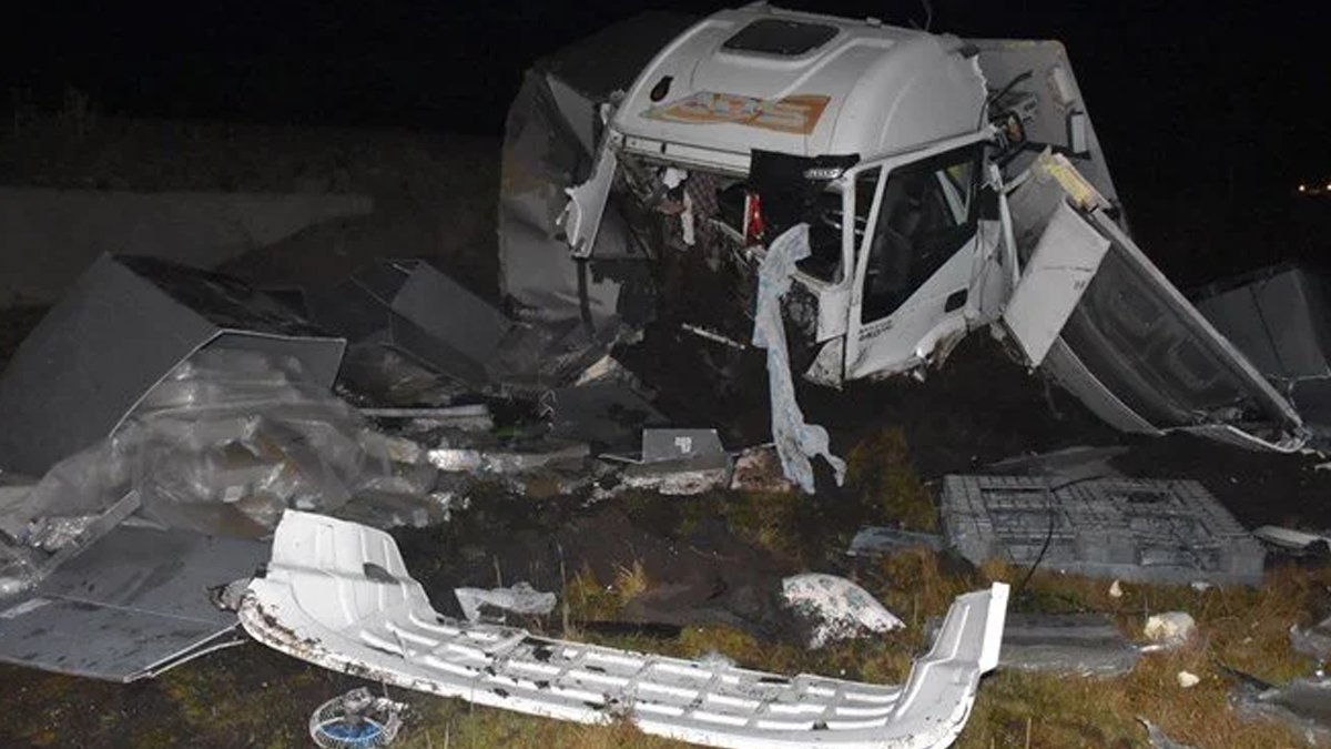 Traktör ile TIR kafa kafaya çarpıştı: 1 ölü, 1 yaralı