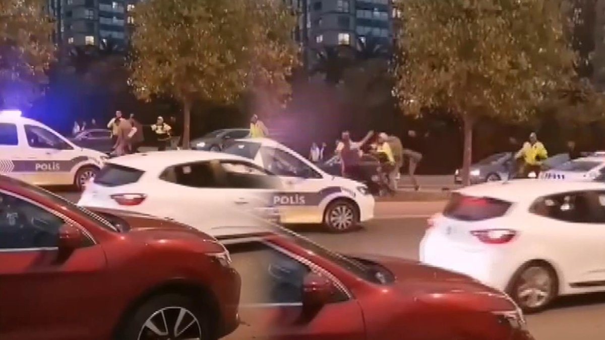 Kaza yapan sürücüler yolu ringe çevirdi: Tekme ve yumruklar havada uçuştu