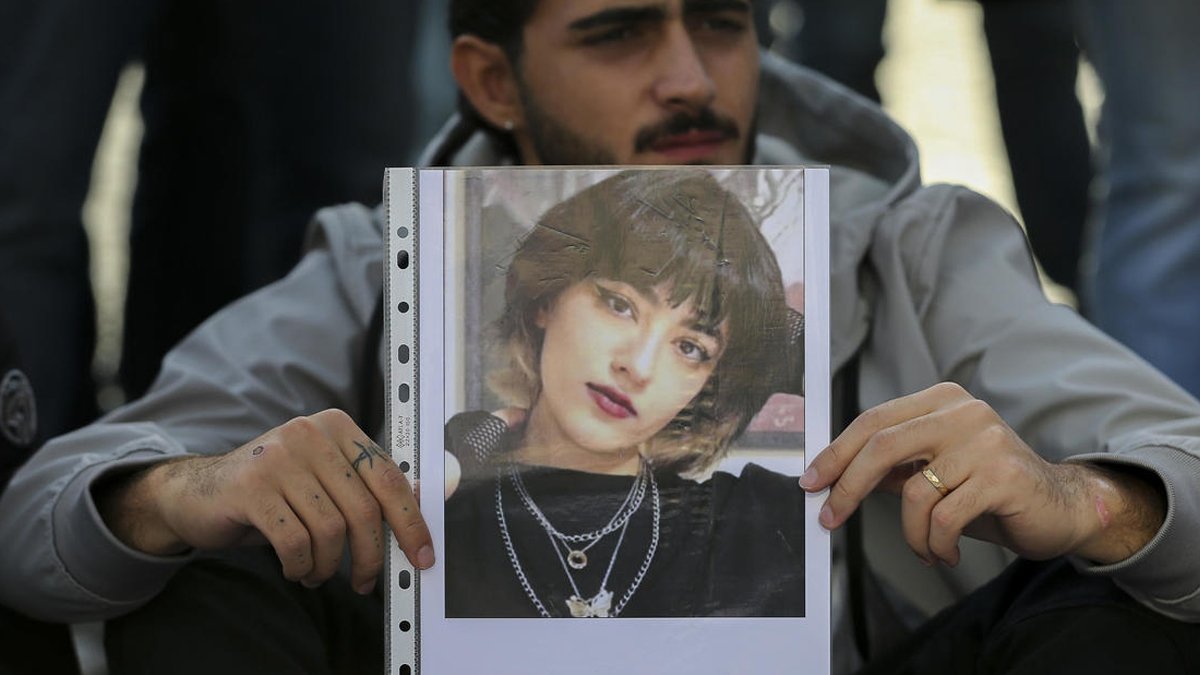 İran'da gösterilerde ölen Nika Shakarami'nin annesi: Kızım dövülerek öldürüldü