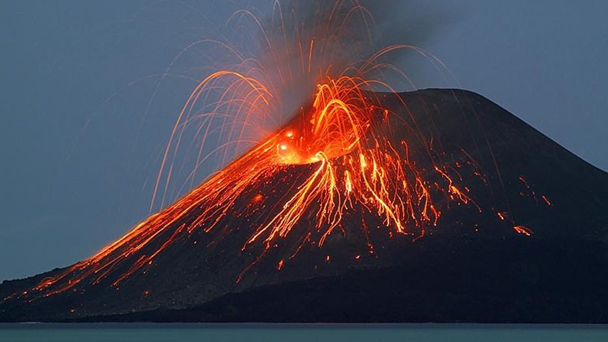 Dünyanın en aktif volkanlarından Stromboli'de patlama
