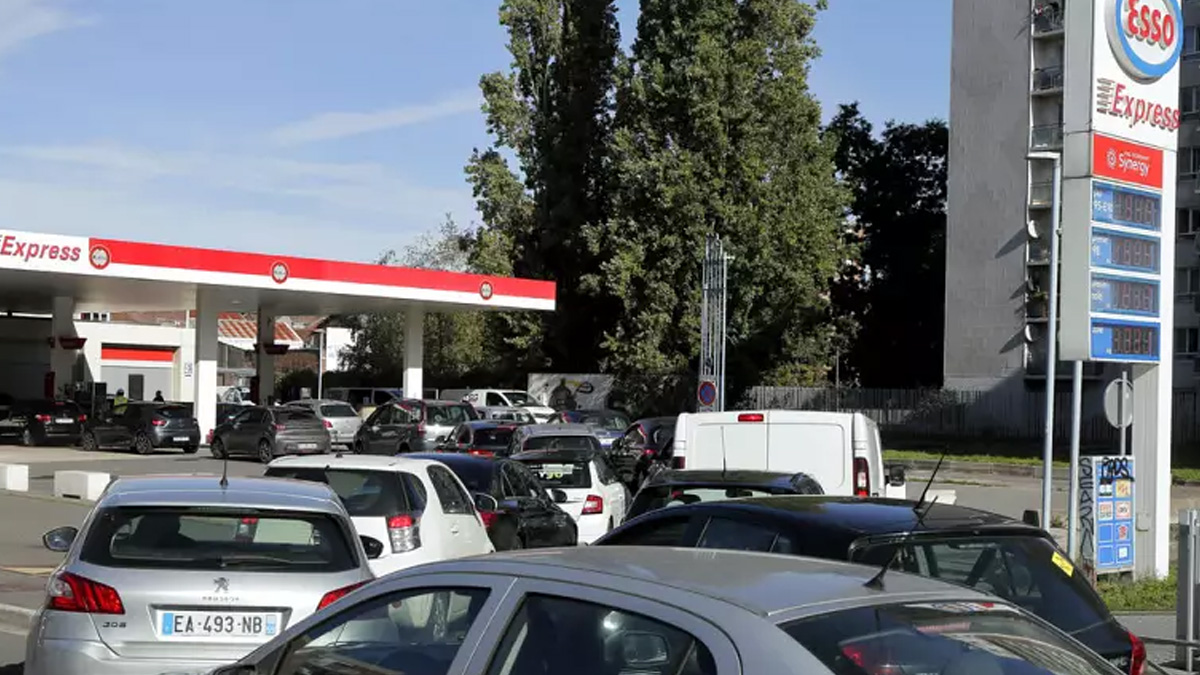 Fransa'da rafineri işçilerinden grev: Ülkede akaryakıt sıkıntısı başladı