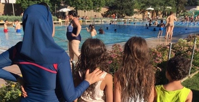 Havuza burkini ile gelen kadın dışarı çıkarıldı