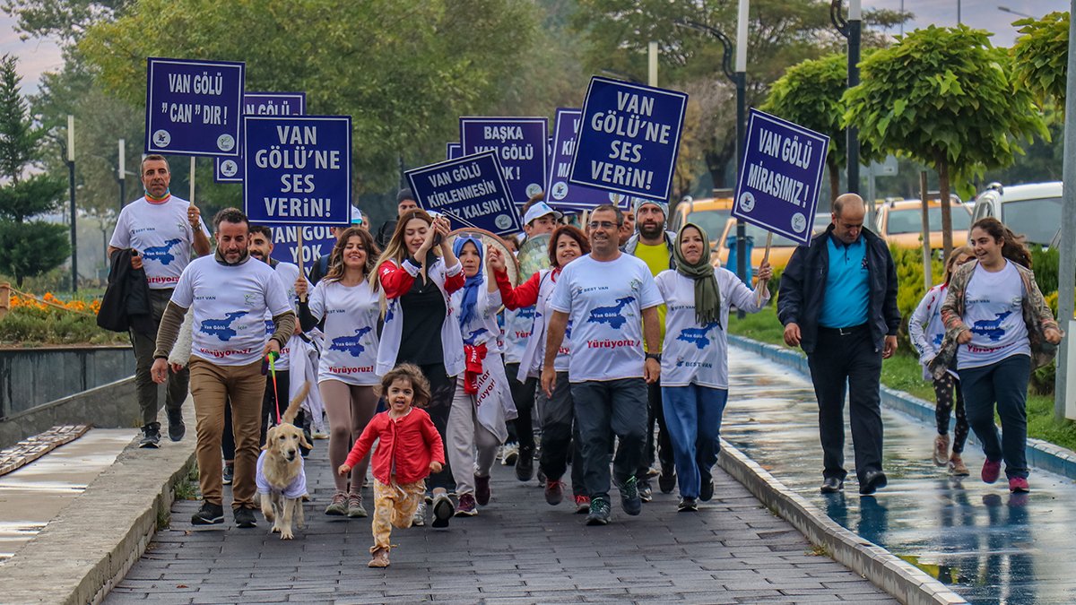 Kadınlar Türkiye'nin en büyük gölü için yürüdü