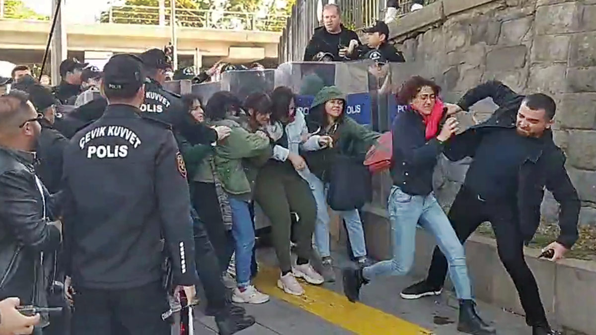 Ankara katliamı anmasına polisten sert müdahale: Ne yapacaksın, canlı bomba mı patlatacaksın?