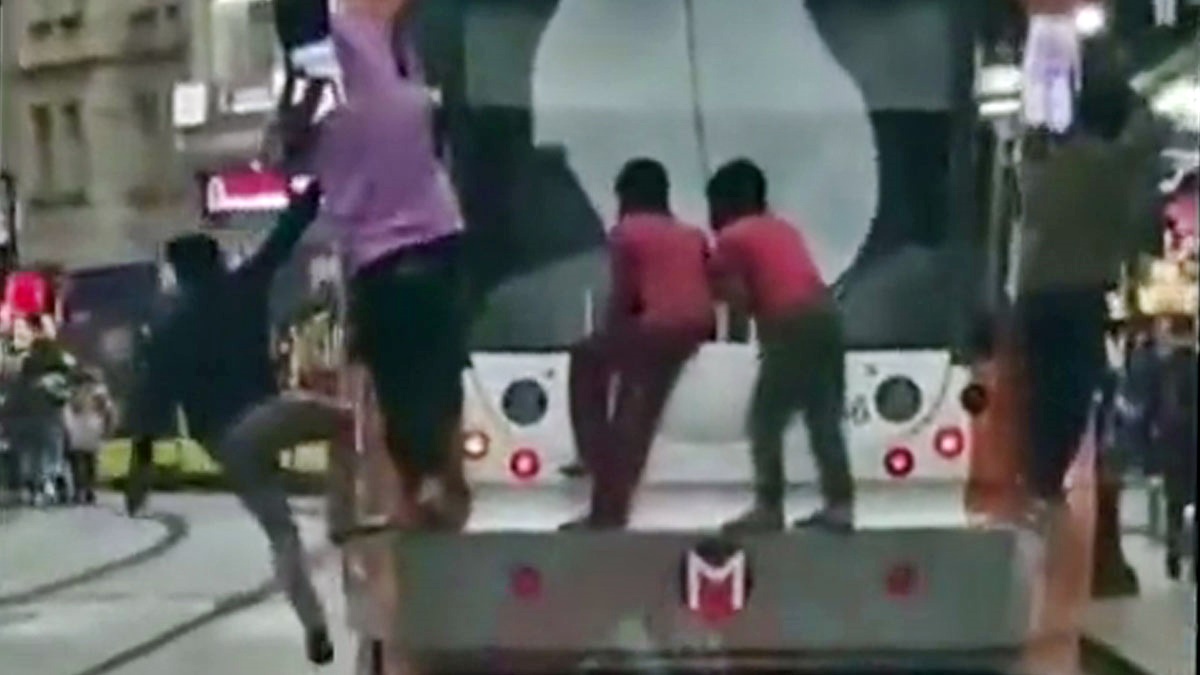 Tramvaya asılarak seyahat eden çocuklar büyük tehlike atlattı