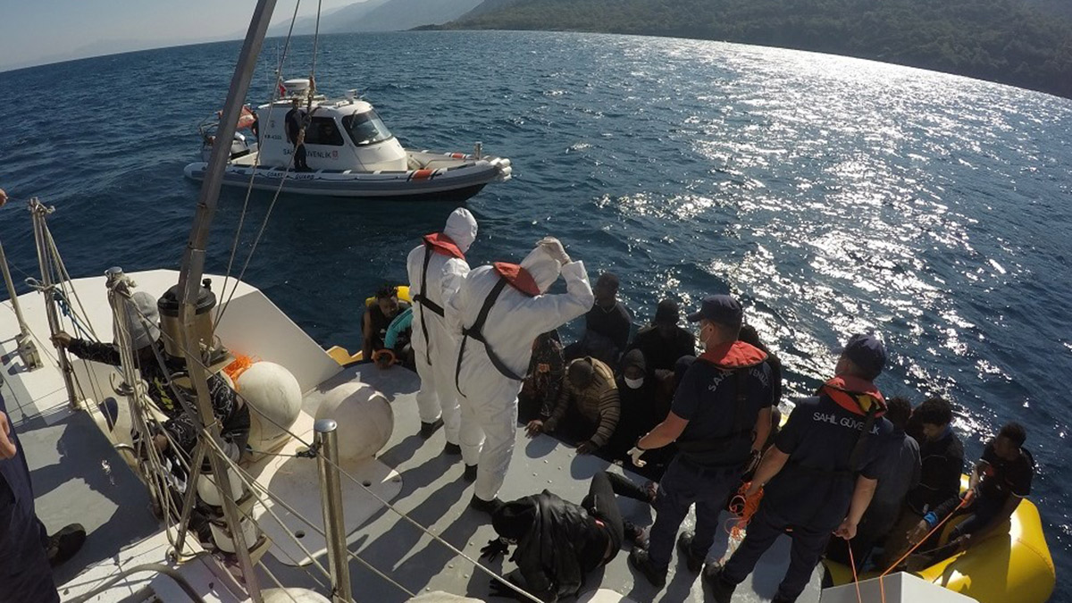 Kuşadası'nda 53 düzensiz göçmen kurtarıldı