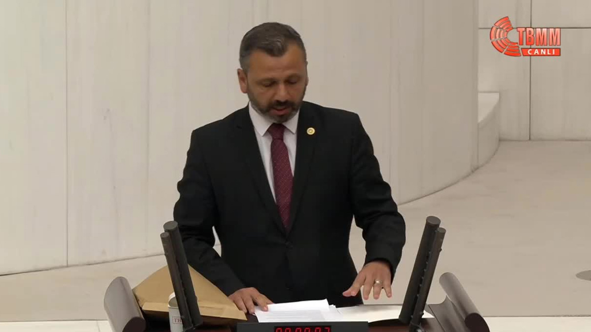 ‘Sansür yasası’nı telefonunu çekiçle kırarak protesto etti