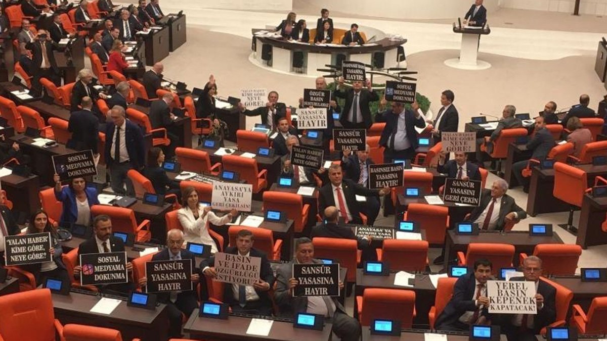 'Sansür yasası' mecliste alkışlarla protesto edildi: TBMM başkanvekili birleşimi kapattı