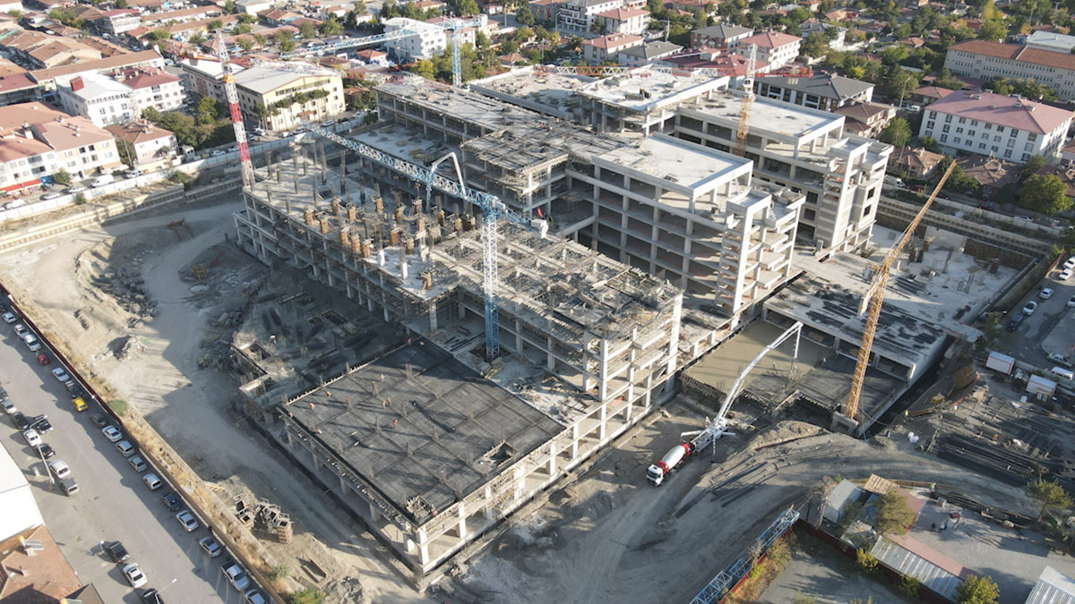 Müteahhit tanıdık çıktı: Tamamlamadığı hastane inşaatı için iki kat para alacak