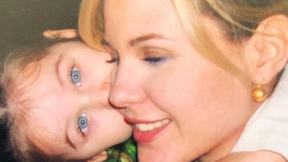 Emine Ün'ün 17 yaşındaki kızı güzelliğiyle büyüledi! İşte sosyal medyanın konuştuğu o kare!