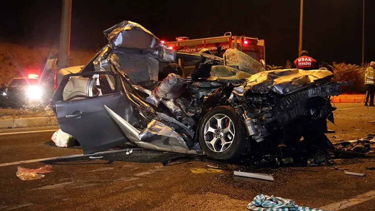 Uşak'ta otomobil kamyonete arkadan çarptı: 2 kişi hayatını kaybetti